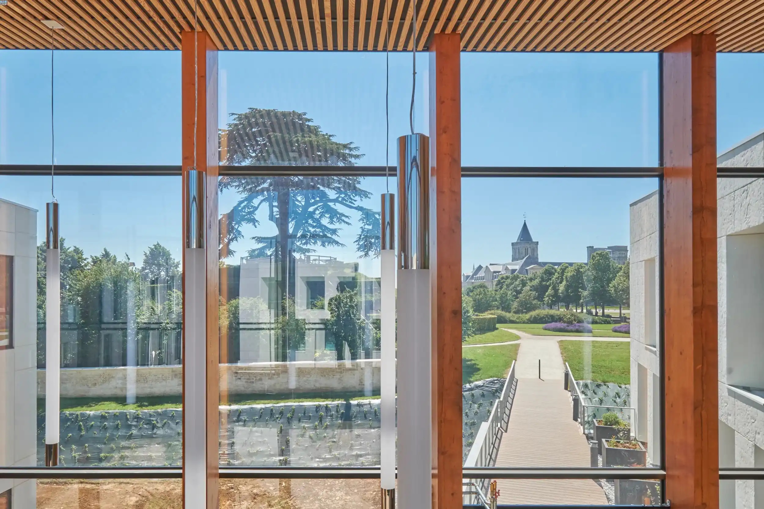 Vue depuis l'étage de l'Hotel de Région de Normandie sur les jardins